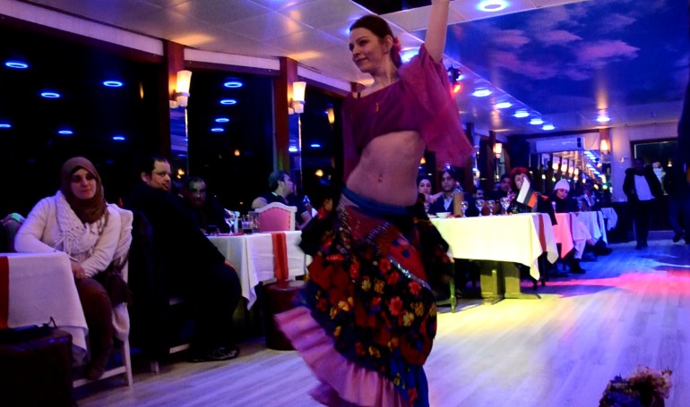 BOSPHORUS DINNER & TURKISH NIGHT SHOW CRUISE- FRONT STAGE TABLE WİTH ALCOHOL